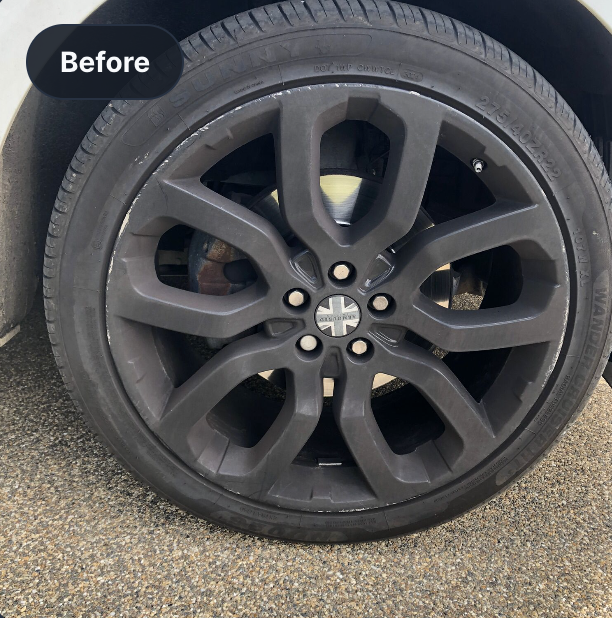 Range Rover alloy faded and scuffed before refurbishment